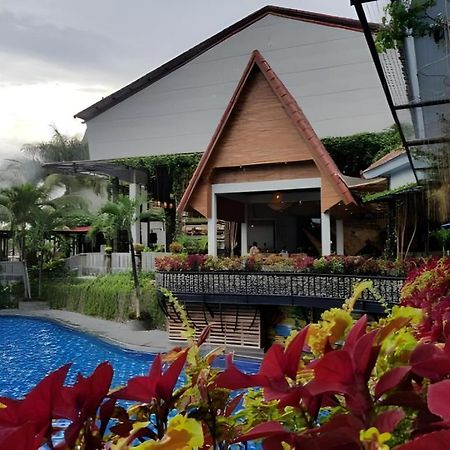 Bukit Daun Hotel And Resort Kediri  Extérieur photo