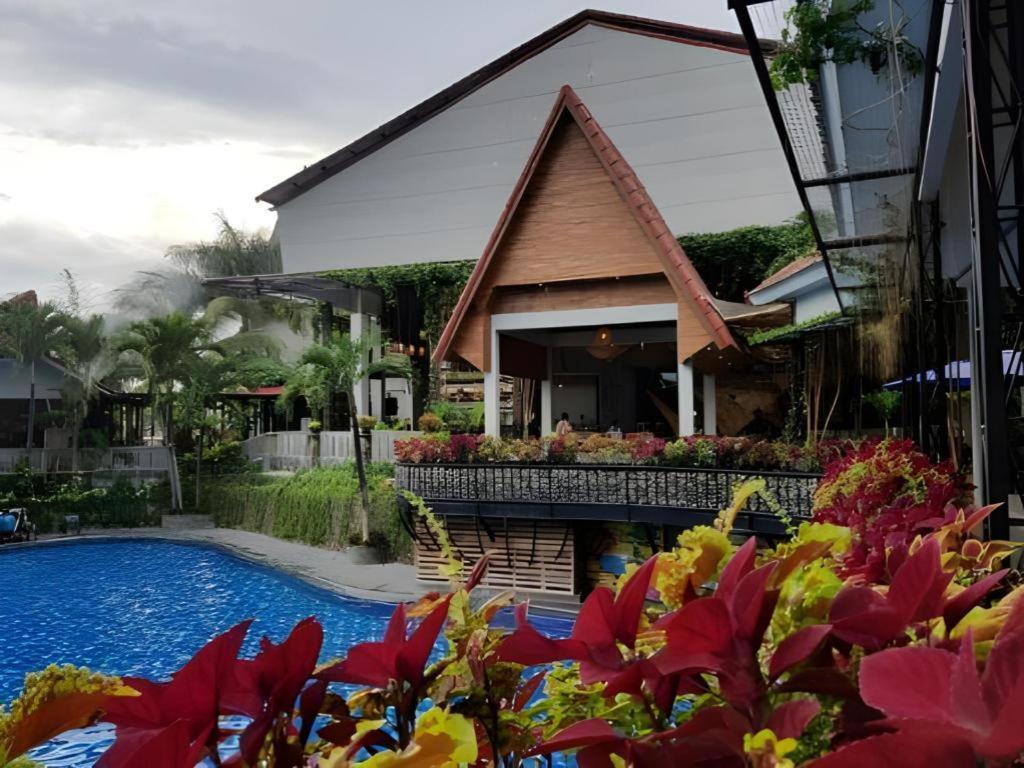 Bukit Daun Hotel And Resort Kediri  Extérieur photo
