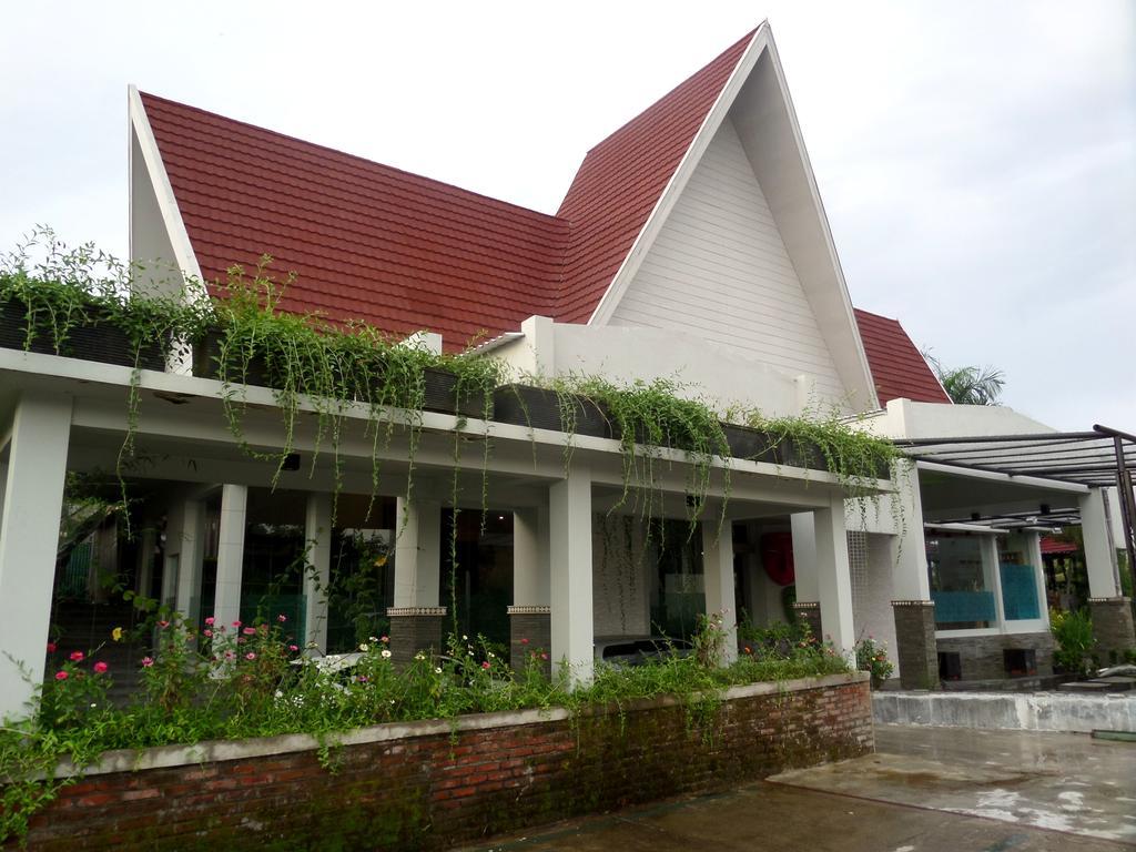 Bukit Daun Hotel And Resort Kediri  Extérieur photo