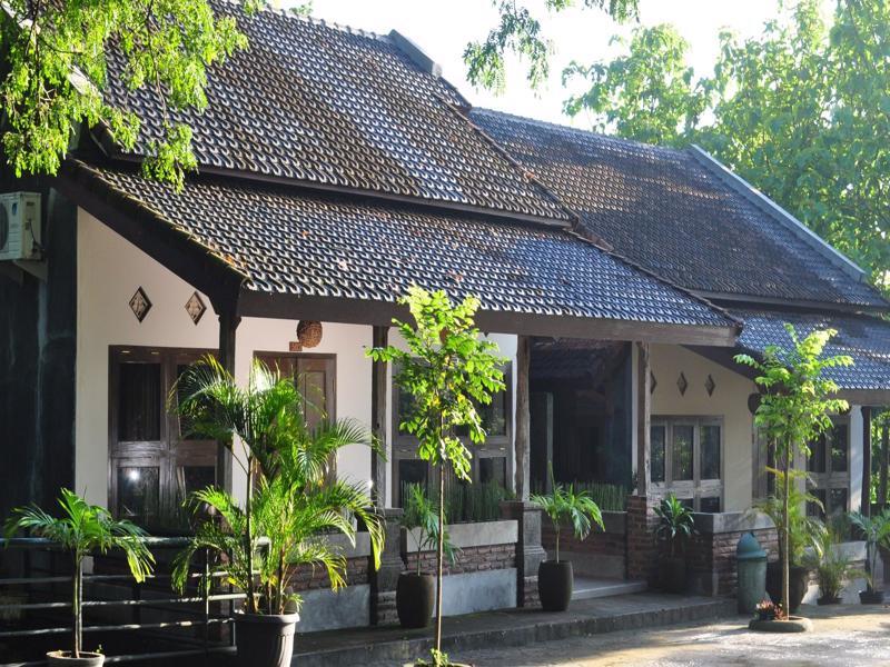 Bukit Daun Hotel And Resort Kediri  Extérieur photo